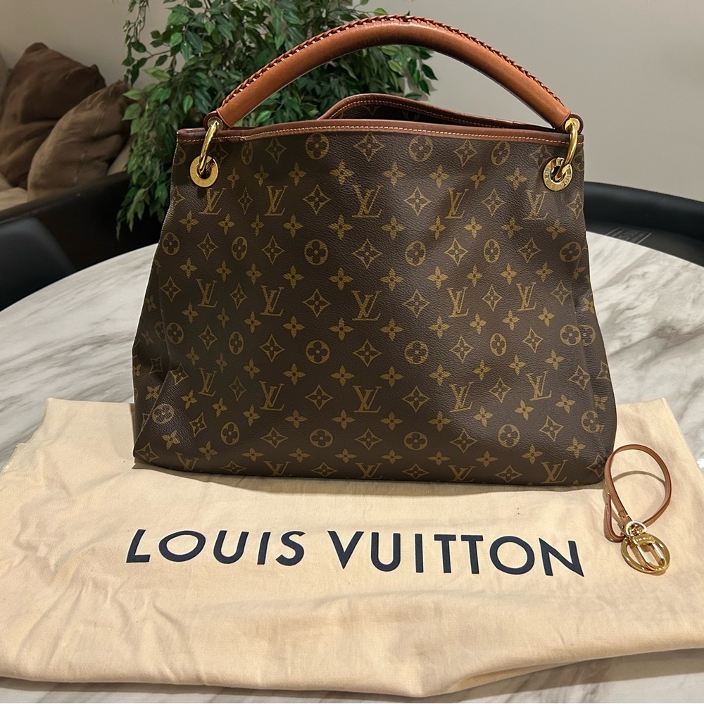 Louis Vuitton Artsy MM